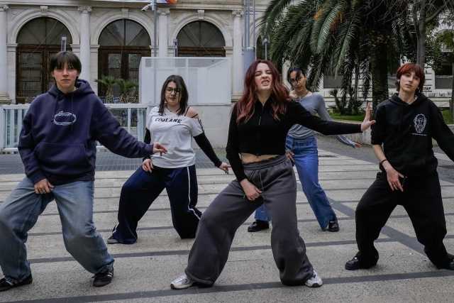 Bari, gruppi che ballano per strada sulle note delle boyband coreane: � il "Kpop in public"